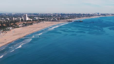 Drohnenschuss,-Der-Hoch-über-Dem-Strand-Und-Pier-Von-Santa-Monica-In-LA-Nach-Links-Fliegt