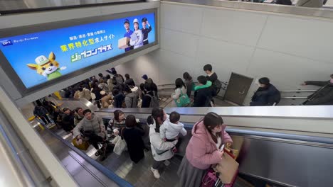 Pendler-Auf-Den-Rolltreppen-Im-Bahnhof-Von-Tokio-In-Japan