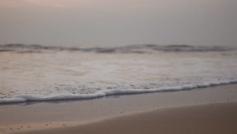 Strand-An-Einem-Bewölkten-Tag-Mit-Dem-Meer-Ist-Ruhig-Und-Der-Himmel-Hat-Einen-Schönen-Rosaton
