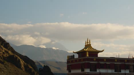 Puesta-De-Sol-Detrás-Del-Templo-Por-La-Noche,-En-Un-Pueblo-De-Nepal