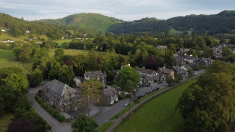 Vista-Aérea-De-La-Idílica-Ciudad-De-Grasmere-En-El-Distrito-De-Los-Lagos,-Inglaterra,-Reino-Unido.