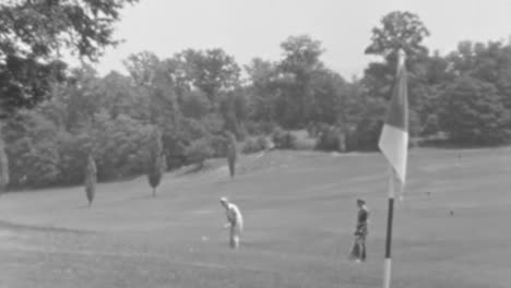 Golfer-Spielt-Auf-Einem-Platz-In-Der-Nähe-Der-Flagge-An-Einem-Sonnigen-Sommertag-Der-Großen-Depression