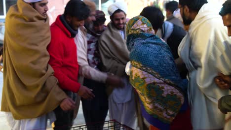 Obdachlose-Sammeln-Essenspakete-Und-Laufen-Weg-In-Pakistan