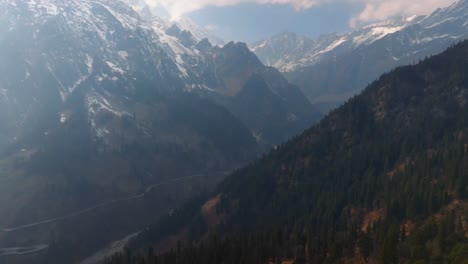 Aufnahmen-Von-Lahaul,-Spiti-Valley,-Die-Die-Weinroten-Farben-Der-Gefrorenen-Berge-Des-Himalaya-Zeigen