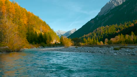 Österreichische-Alpen-Bergfluss-Rissach-Mit-Lebendigen-Himmel