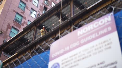 Personas-Trabajando-En-El-Segundo-Piso-De-Un-Edificio