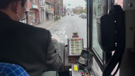 Vista-Detrás-Del-Conductor-De-Autobús-Japonés-Conduciendo-Por-La-Calle-En-Kyoto,-Japón