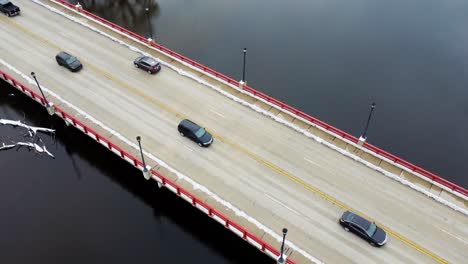 Timelapse-De-Un-Puente-Con-Tráfico-Sobre-Un-Río