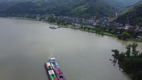 Drohnenansicht-Der-Binnenschifffahrt-Auf-Der-Rheinwasserstraße,-Bacharach,-Deutschland