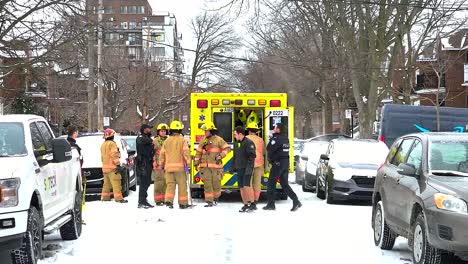 Rettungskräfte-Helfen-Beim-Beladen-Eines-Krankenwagens-Nach-Einem-Autounfall-In-Montreal,-Kanada