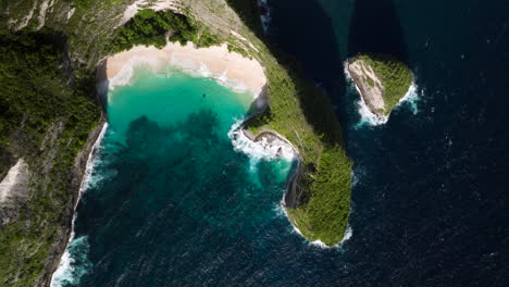 Luftdrohne-Absteigender-Blick-Auf-Den-Kelingking-Strand-Der-Insel-Nusa-Penida,-Bali-In-Indonesien