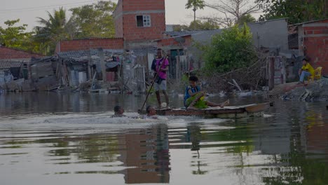 Cuatro-Adolescentes-En-Una-Balsa-De-Madera-Caen-Al-Río-Contaminado