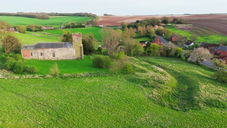 Luftaufnahmen-Einer-Drohne-Von-Einem-Kleinen-Dorf-Namens-Burwell-In-Lincolnshire-Im-Vereinigten-Königreich