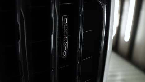 Luxus-Sportwagen-Audi-Quattro,-Vertikale-Nahaufnahme