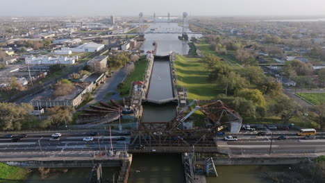 Imágenes-Aéreas-De-Sobrevuelo-De-Una-Serie-De-Esclusas-En-Un-Pequeño-Río-En-Nueva-Orleans,-Luisiana