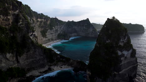 Vista-Del-Amanecer-De-Diamond-Beach-Desde-El-Mirador-De-Las-Mil-Islas-En-Nusa-Penida,-Bali,-Indonesia