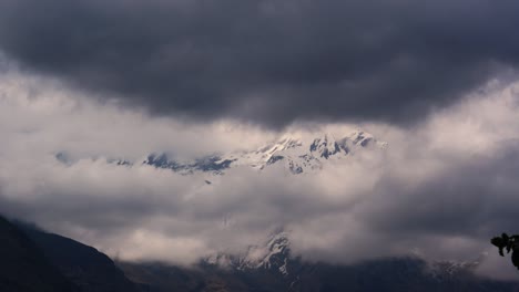 Berg-Und-Seine-Schönheit-An-Einem-Bewölkten-Tag-In-Nepal,-Sagarmatha