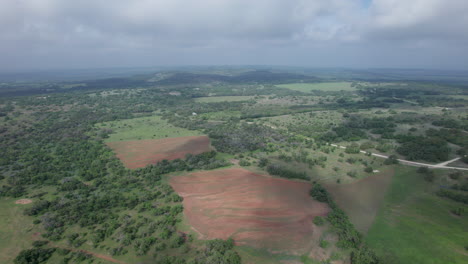 Luftaufnahme-Von-Feldern-Auf-Einer-Ranch-Im-Texas-Hill-Country