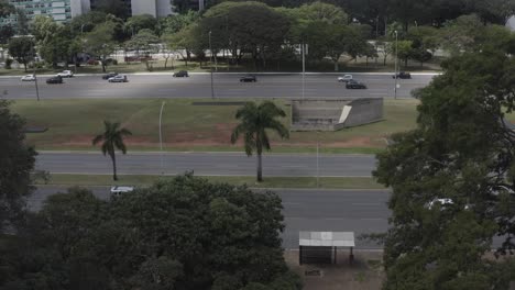 Red-De-Carreteras-De-La-Capital-De-Brasilia,-Automóviles-En-Movimiento-En-El-Centro,-Aéreo
