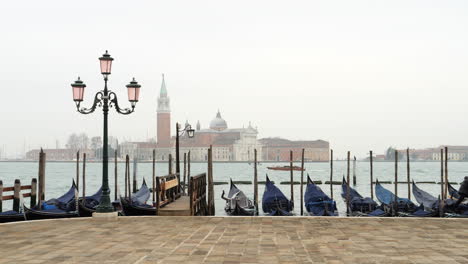 Ein-Traditionelles-Venezianisches-Ruderboot-Mit-Flachem-Boden---Gondel-In-Venedig,-Italien