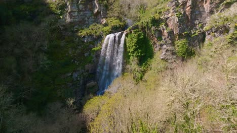 Seimeira-de-Vilagocende-Waterfall-Flowing-Down-From-Rocky-Cliff-In-Summer-Near-Vilagocende-In-A-Fonsagrada,-Lugo,-Spain