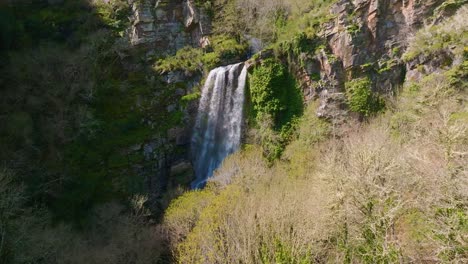 Cascada-De-Seimeira-De-Vilagocende-Que-Fluye-Desde-Un-Acantilado-Rocoso-En-Verano-Cerca-De-Vilagocende-En-Fonsagrada,-Lugo,-España