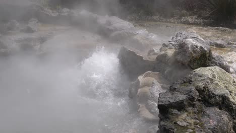 Zeitlupen-Nahaufnahme-Einer-Vulkanischen-Quelle,-Aus-Der-Heißes-Wasser-Austritt
