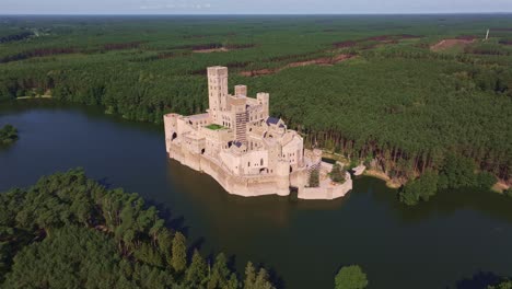 Castle-Stobnica-Poland-Wielkopolska,-nature