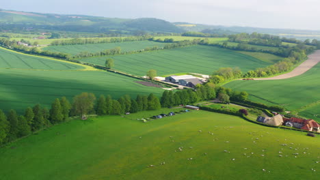 Panorámica-Aérea-Sobre-La-Granja-Rectoral-Superior-Acampando-En-Un-Día-Soleado-En-El-Reino-Unido-4k