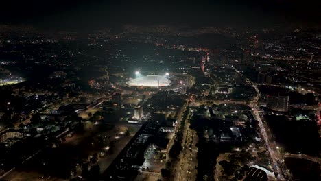 Luftbild-Hyperlapse-Der-Umgebung-Des-Olympiastadions-Der-Universität,-Beleuchtet-Und-Bereit-Für-Fußball-In-Der-Nacht