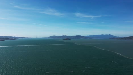 Weite-Und-Entfernte-Aufnahme-Der-Insel-Alcatraz-In-Der-Bucht-Von-San-Francisco