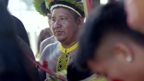 Indigene-Männer-Aus-Dem-Amazonasgebiet-Mit-Kopfbedeckungen-Tanzen-Auf-Der-Cop-Party-Am-30.-März