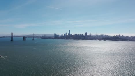 Wunderschöne-Drohnen-Luftaufnahme-Der-Innenstadt-Von-San-Francisco-Und-Der-Oakland-Bridge