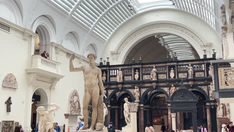 Ausstellung-Historischer-Skulpturen-Im-Victoria-And-Albert-Museum