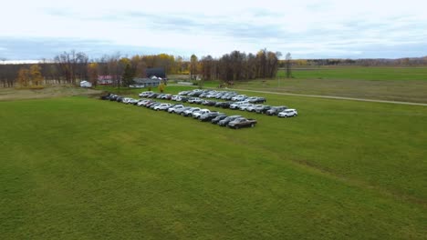 Arieal-De-Autos-En-El-Campo-En-El-Evento.