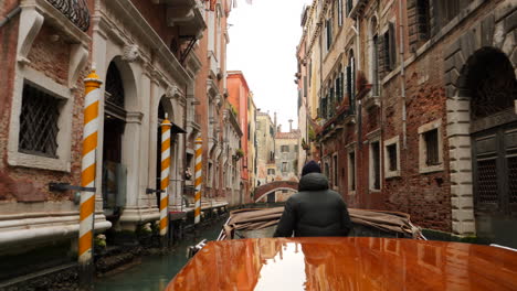 Montar-Un-Barco-Taxi-De-Madera-En-Los-Canales-De-Venecia,-Italia.