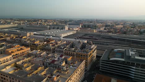 Un-Dron-Delantero-Disparó-Hacia-Roma-Termini,-La-Principal-Estación-De-Tren-De-Roma,-Italia