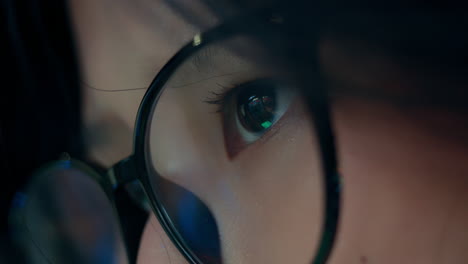 Detailed-closeup-of-girl-in-glasses,-eyes-tracking-following-screen-reflection
