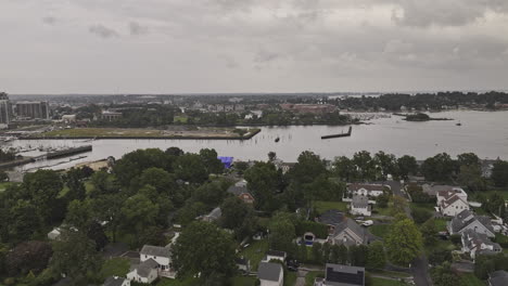 Stamford,-Connecticut,-Luftaufnahme-V4,-Überflug-über-Ein-Bezauberndes-Viertel-Am-Wasser,-Das-Den-Long-Island-Sound-Und-Das-Stadtbild-Von-South-End-Mit-Neuen-Immobilienentwicklungen-Einfängt-–-Aufgenommen-Mit-Mavic-3-Pro-Cine-–-Oktober-2023