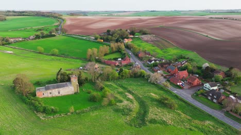 Luftaufnahmen-Einer-Drohne-Von-Einem-Kleinen-Dorf-Namens-Burwell-In-Lincolnshire-Im-Vereinigten-Königreich