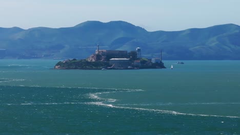 Tele-Drohnenaufnahme-Der-Insel-Alcatraz-In-Der-Bucht-Von-San-Francisco
