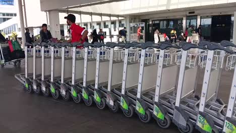 Oficiales-Que-Transportaban-Un-Carrito-En-El-Aeropuerto-Internacional-Ahmad-Yani-De-Semarang.