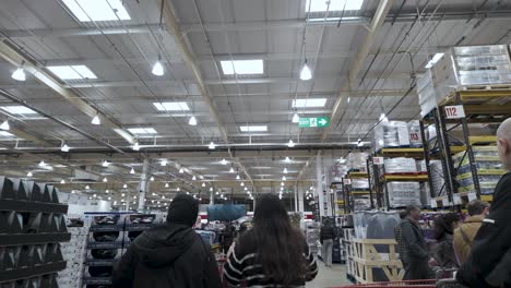 POV-Caminando-Por-El-Amplio-Almacén-De-Costco