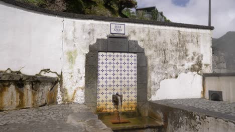 Slow-moving-handheld-shot-of-a-water-fountain-in-the-Azores