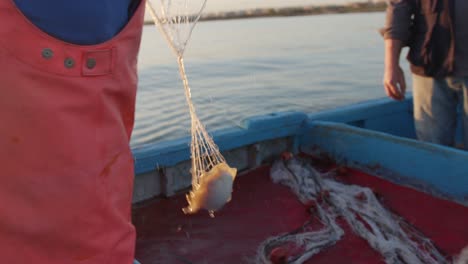 Fischer-Zieht-An-Einem-Fischernetz-Mit-Einem-Tintenfischfang