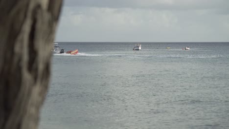 Barbados-Mar-Caribe-Océano-Playa-Con-Barco-Gordo-Navegando-Por-El-Agua