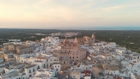 Vista-Aérea-De-Una-Histórica-Ciudad-Mediterránea-De-Ostuni-Con-Una-Iglesia-Barroca