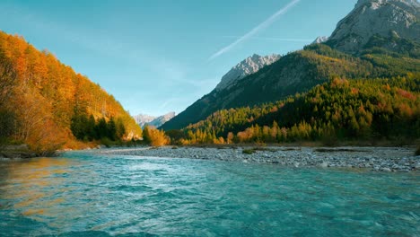 Alpes-Austríacos-Río-De-Montaña-Rissach-A-Finales-Del-Verano