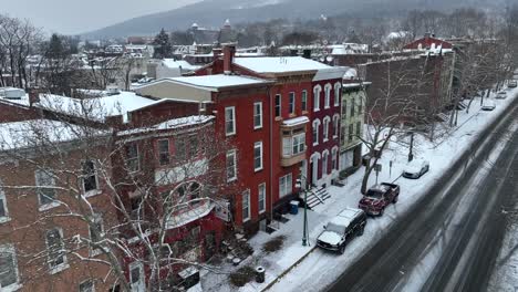 Colorida-Hilera-De-Casas-En-El-Distrito-De-Bajos-Ingresos-De-La-Ciudad-Americana-En-La-Nieve-Del-Invierno