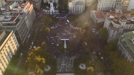 Vista-Aérea-De-La-Multitud-En-La-Plaza-De-Mayo-Durante-La-Protesta-Contra-El-Presidente-Milei.